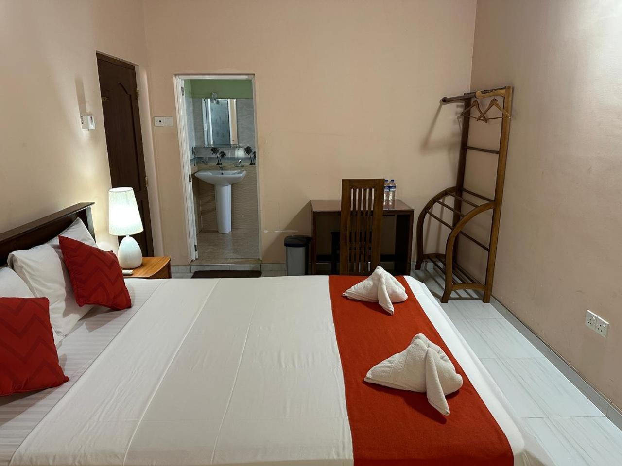Lahiru Airport Villa Andiambalama Экстерьер фото