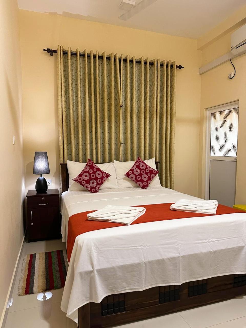 Lahiru Airport Villa Andiambalama Экстерьер фото